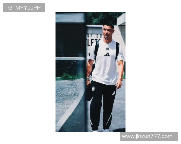 C罗引领足球场外时尚潮流穿搭技巧解析 C罗引领足球场外时尚潮流穿搭技巧解析