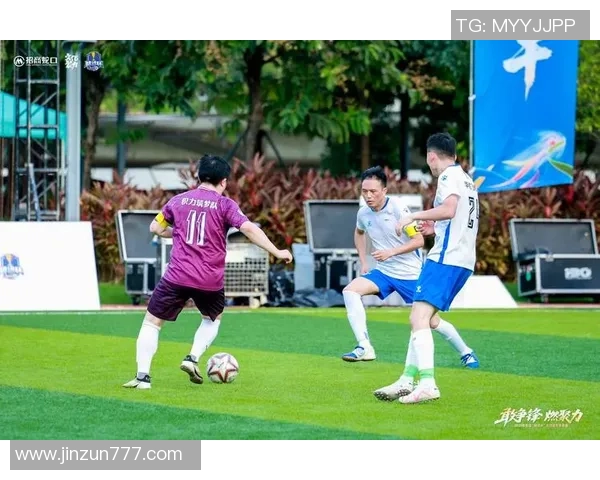 三十岁足球球星崛起 与年轻球员争锋的新时代传承与挑战