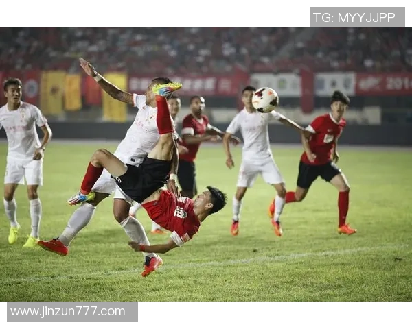 凶悍足球球星场上怒吼拼杀展现铁血精神震撼绿茵