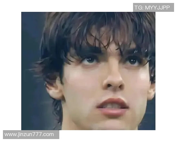 卡卡盒足球：探索传奇球星背后的技术魅力与战术智慧