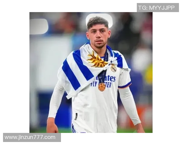 聚焦足球球星暮年故事展现荣誉辉煌与人生起伏转折 聚焦足球球星暮年故事展现荣誉辉煌与人生起伏转折