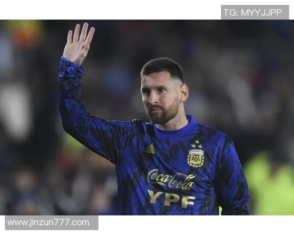 足球巨星脚步轻盈踏雪前行 展现寒冬中的非凡魅力与力量